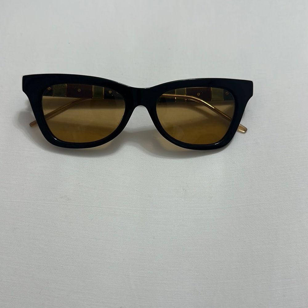 Gucci woman Cat eye sunglasses.